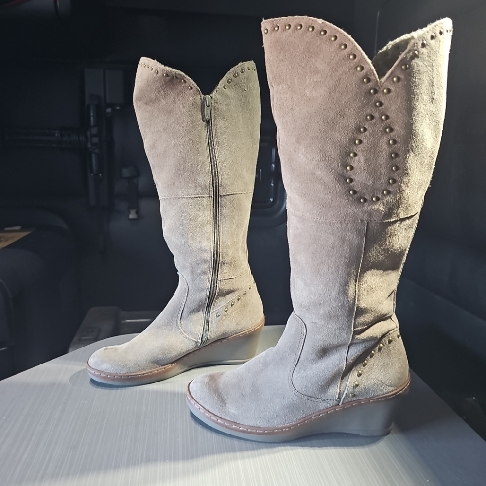 Baretraps Onessa Taupe Studded Suede Snow Boot Women's 8M Excellent Pre-Owned